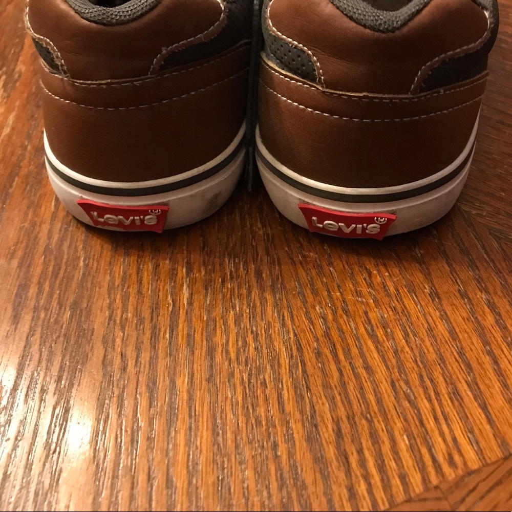 Comfortable Classic Levi’s Grey Lace Up Sneakers! - Picture 4 of 16